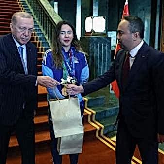 Cumhurbaşkanı Erdoğan Sude Yaren Uzunçavdar ve Sıla Irmak Uzunçavdar’ı kabul etti