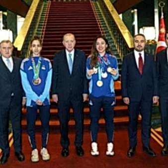 Cumhurbaşkanı Erdoğan, milli tekvandocu Sude Yaren ve Sıla Irmak Uzunçavdar'ı kabul etti