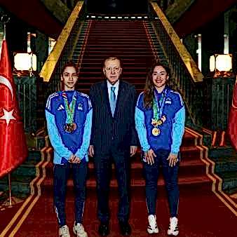 Cumhurbaşkanımız Erdoğan, milli tekvandocu Sude Yaren ve Sıla Irmak Uzunçavdar'ı kabul etti